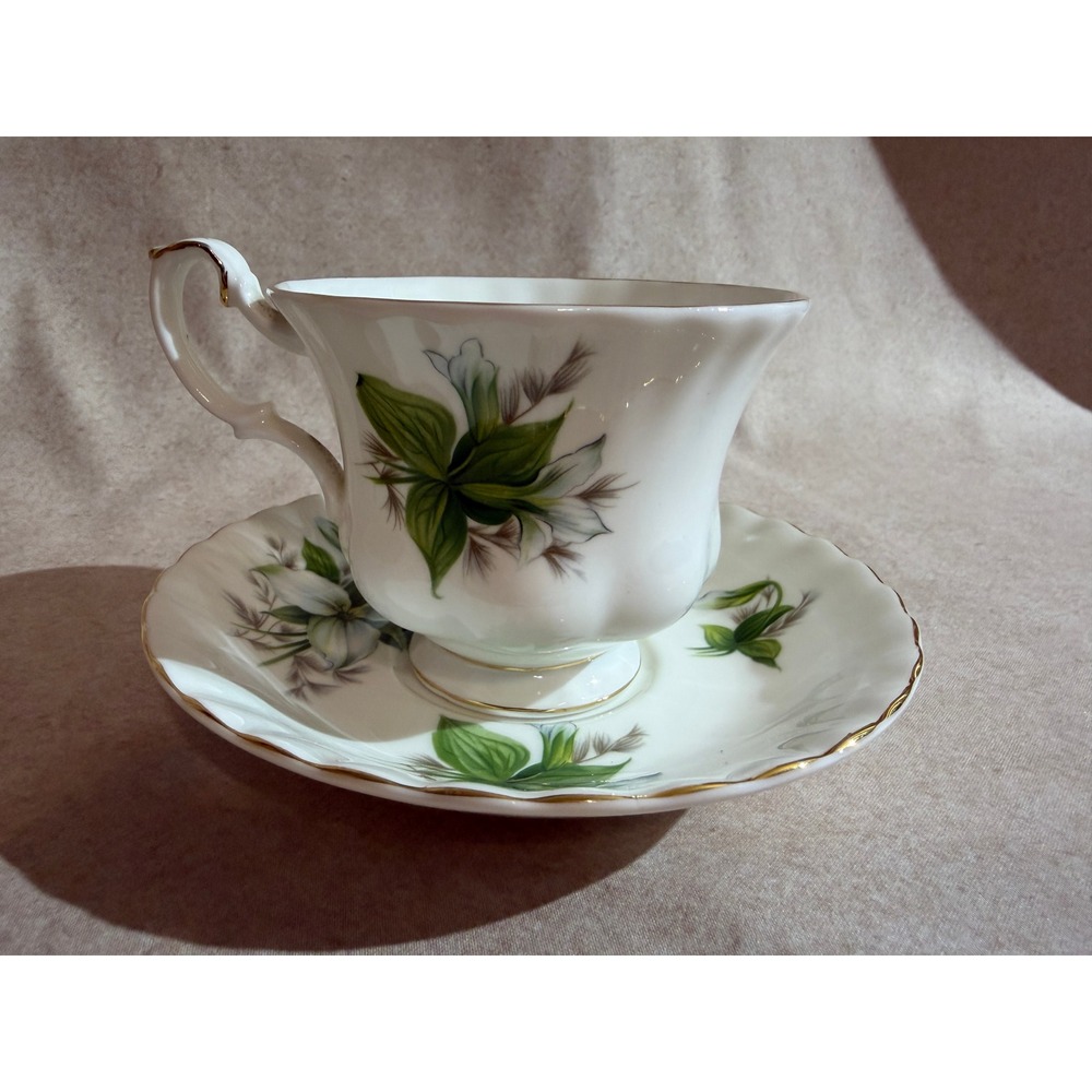 Royal Albert‎ Trillium Teacup and Saucer Set Bone China England Vintage Floral